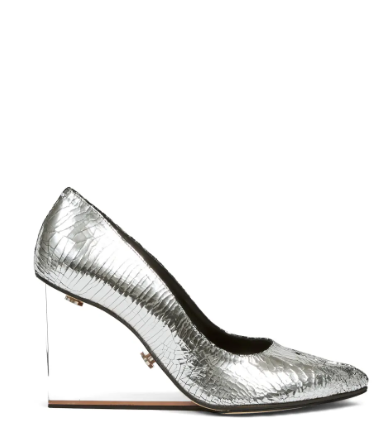 Elegant Maison Margiela Tabi pointed-toe pumps, featuring the iconic split-toe design and a refined silhouette for a modern, sophisticated look.